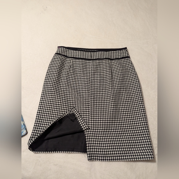 Covington Essentials skirt. Weave houndstooth pattern with side Zipper. - Picture 4 of 4